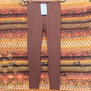 Fabletics Oasis High Waisted Pocket 7/8 Legging